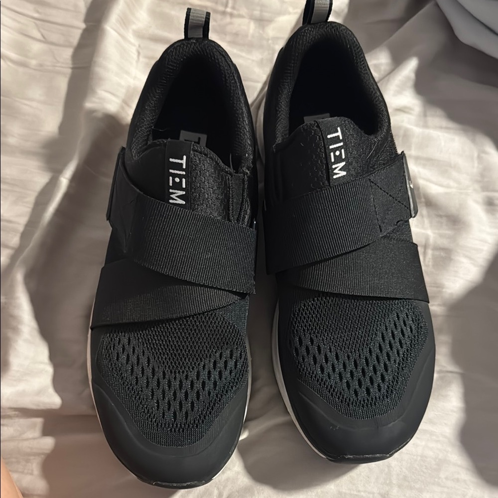 TI:EM Women's Black Athletic Shoes